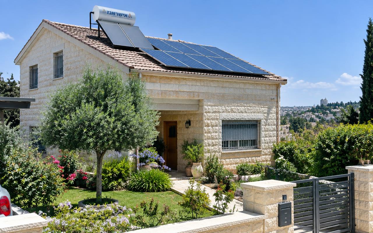 בית פרטי מאבן עם דוד שמש ופאנלים סולאריים על הגג